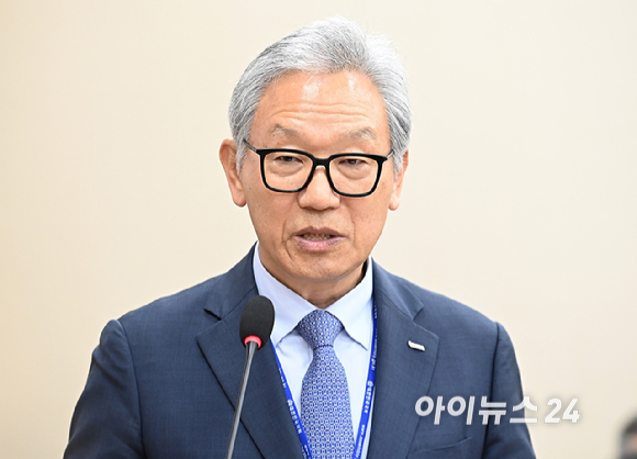 이상중 한국인터넷진흥원 원장이 15일 여의도 국회에서 열린 과학기술정보방송통신위원회의 정보통신산업진흥원 등에 대한 국정감사에 출석해 인사말하고 있다. [사진=곽영래 기자]