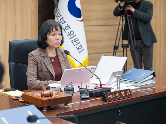 송경희 개인정보보호위원장이 28일 오후 서울 종로구 정부서울청사에서 개인정보보호위원회 전체회의를 개최하고 있다. [사진=개인정보보호위원회]