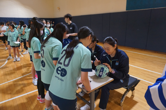 GS칼텍스 선수단 주장을 맡고 있는 한수지(오른쪽)이 '2023 원포인팅 배구교실'을 마친 뒤 참가 학생들에게 사인을 해주고 있다. [사진=GS칼텍스]