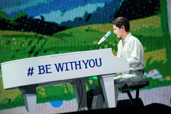 배우 박보검이 단독 팬미팅에서 팬들을 만나고 있다. [사진=더블랙레이블]