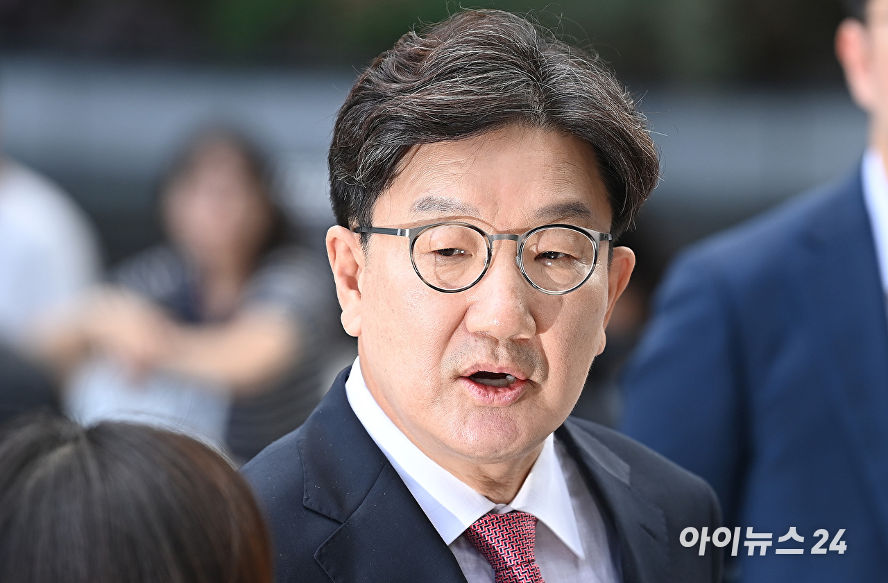 권성동 국민의힘 의원이 27일 오전 서울 종로구에 마련된 김건희 특검팀(특별검사 민중기) 사무실로 통일교 부정 청탁 의혹 관련 조사를 받기 위해 출석하고 있다. [사진=곽영래 기자]