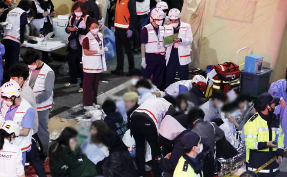 지난 29일 밤 서울 용산구 이태원 일대에서 대규모 압사사고가 발생해 30일 새벽 의료팀들이 부상자 구조활동을 벌이고 있다. [사진=뉴시스]