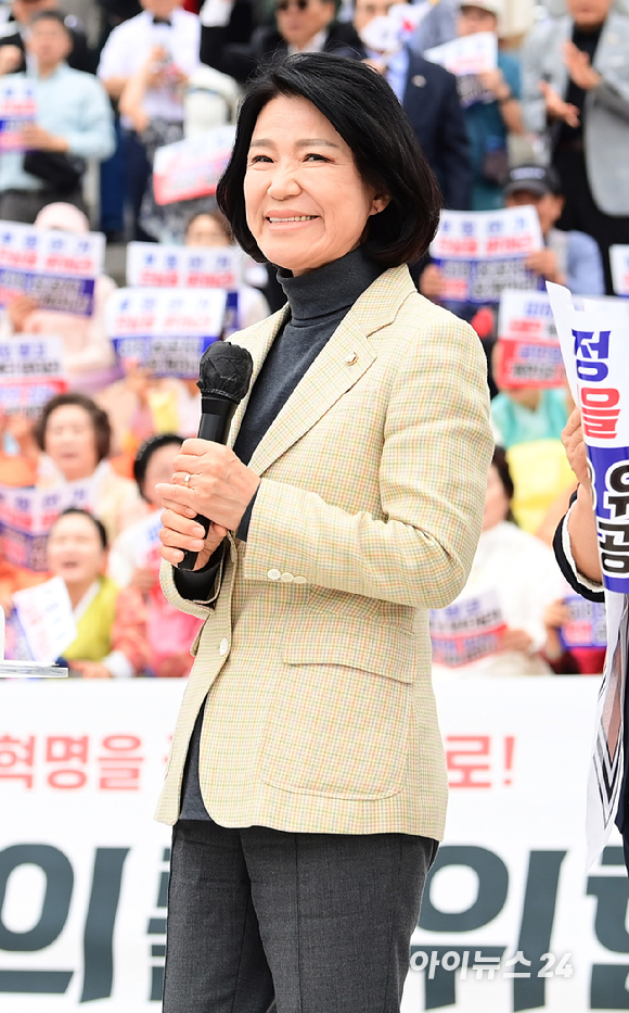 이진숙 국민의힘 의원이 10일 오후 서울 여의도 국회 본청 앞 계단에서 열린 '국민이 심판한다' 국민대회에서 지지자들 환호에 미소 짓고 있다. [사진=정소희 기자]