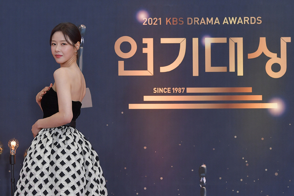 배우 박하나가 31일 오후 여의도 KBS에서 열린 '2021 KBS 연기대상' 레드카펫에 참석해 포즈를 취하고 있다. [사진=KBS]