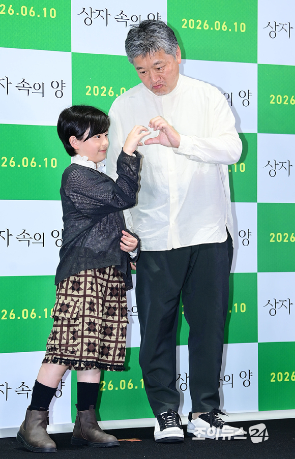 일본 영화감독 고레에다 히로카즈와 배우 쿠와키 리무가 4일 오후 서울 강남구 삼성동 메가박스 코엑스에서 열린 영화 '상자 속의 양'(감독 고레에다 히로카즈) 내한 기자간담회에 참석하고 있다. [사진=정소희 기자]