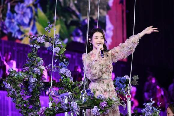 아이유가 22일 서울 상암 월드컵경기장에서 열린 콘서트 '2024 IU HEREH WORLD TOUR CONCERT ENCORE-The Winning'에서 무대를 꾸미고 있다. [사진=EDAM엔터테인먼트]