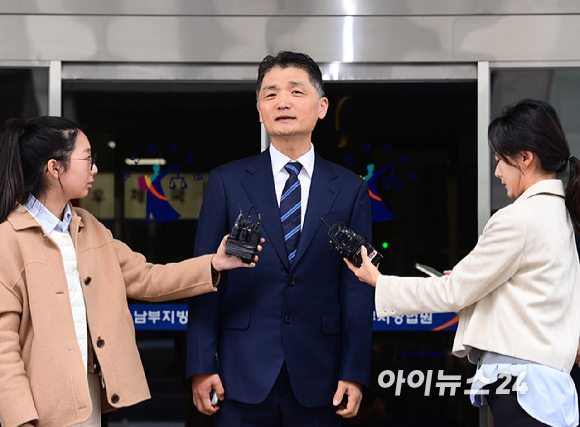 SM엔터테인먼트 시세 조종 혐의를 받고 있는 김범수 카카오 창업주 겸 경영쇄신위원장이 21일 오전 열린 1심 선고공판에서 무죄를 받고 법원을 나서고 있다. [사진=정소희 기자]