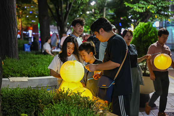 대구 중구 문화유산 야행 참가 가족들이 행사를 즐기고 있다. [사진=중구청]