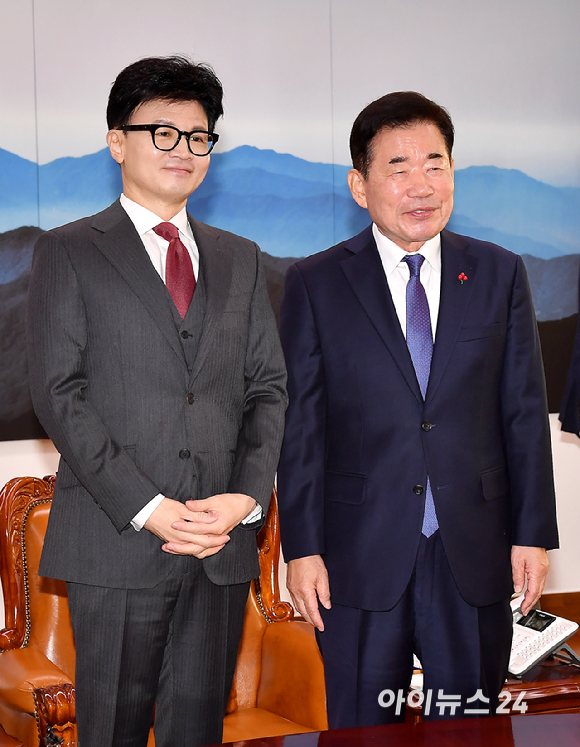 한동훈 국민의힘 비상대책위원장이 29일 오전 서울 여의도 국회에서 김진표 국회의장을 예방하고 있다. [사진=곽영래 기자]