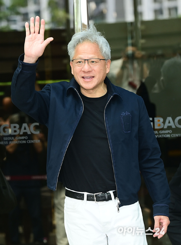 젠슨 황 엔비디아 최고경영자(CEO)가 5일 오후 전세기를 통해 서울김포비즈니스항공센터로 입국하고 있다. [사진=정소희 기자]