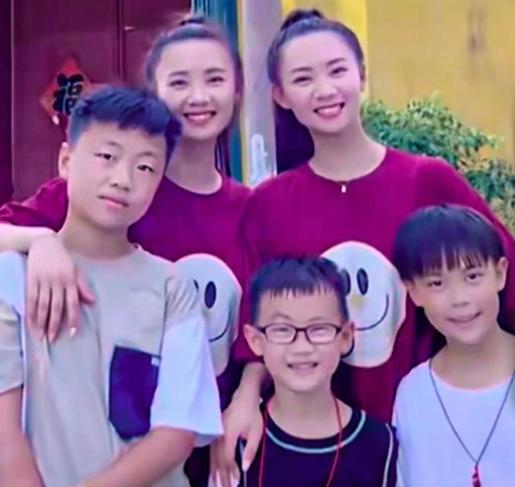 중국에서 30년 만에 처음 만나 화제가 된 일란성 쌍둥이 자매. [사진=SCMP 캡처]