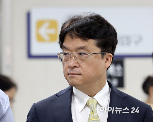 박현종 전 BHC 회장이 22일 오후 서울 서초구 서울중앙지방법원에서 열린 횡령&middot;배임 혐의 공판에 출석하고 있다. [사진=사진공동취재단 ]
