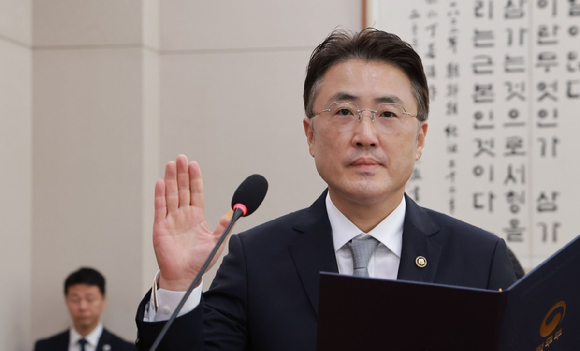이진수 법무부 장관 직무대행이 8일 국회 법제사법위원회에서 열린 법무부, 대한법률구조공단 등에 대한 국정감사에서 선서하고 있다. 2026.10.8 [사진=연합뉴스]