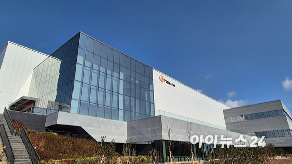 누리호(4차 발사)가 지난 11월 27일 새벽 고흥 나로우주센터에서 발사되고 있다. [사진=항우연]