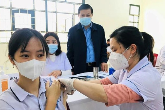 베트남 중부 타인호아성에서 코로나19 백신을 맞는 여학생 [사진=VN익스프레스 캡처]
