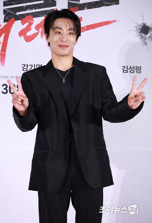 배우 구교환, 신승호, 김시아, 강기영이 26일 오전 서울 광진구 롯데시네마 건대입구점에서 진행된 영화 '부활남: 더 레드'(감독 백종열) 제작보고회에 참석해 포즈를 취하고 있다. [사진=문수지 기자]