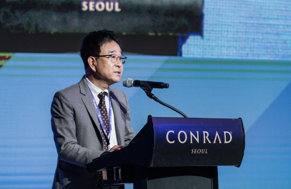 전근식 한국시멘트협회장이 10일 개최된 '셈텍 아시아(Cemtech Asia) 2025'에서 공식 환영사를 하고 있다. [사진=한국시멘트협회]