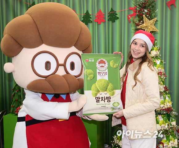 18일 중구 롯데마트 제타플렉스 서울역점에서 모델들이 농심 베이커리 스낵 빵부장 시리즈 '빵부장 말차빵' 출시를 알리고 있다. [사진=정소희 기자]