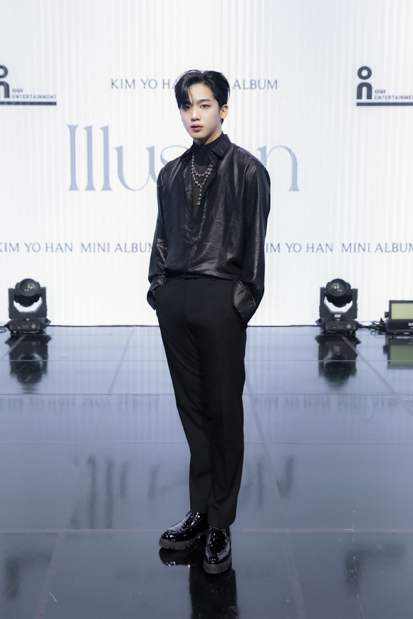 가수 김요한이 10일 솔로 미니앨범 'Illusion'(일루전) 발매 기념 온라인 쇼케이스에서 포즈를 취하고 있다. [사진=위엔터테인먼트]
