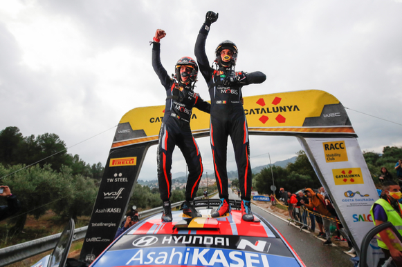 '2021 월드랠리챔피언십' 11차 대회 스페인 랠리에서 우승을 차지한 티에리 누빌 선수와 코드라이버 마틴 비데거 선수가 현대자동차 'i20 Coupe WRC' 랠리카 위에 올라 세레모니를 하고 있다. [사진=현대자동차]