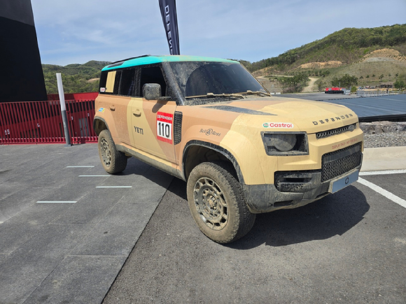 '디펜더 OCTA 블랙'이 장애물 코스를 지나고 있다. [영상=김종성 기자]