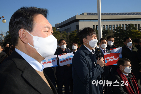 이준석 국민의힘 대표가 13일 오전 서울 여의도 국회에서 열린 중앙선대위 장애인본부 전국 릴레이정책투어 출정식에서 발언하고 있다. 왼쪽은 윤석열 대선 후보. [사진=국회사진취재단]