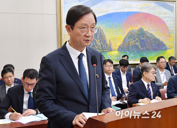 이찬진 금융감독원장이 29일 서울 여의도 국회에서 열린 정무위원회 전체회의에서 업무 보고를 하고 있다. [사진=곽영래 기자]