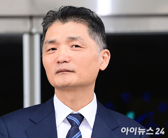 SM엔터테인먼트 시세 조종 혐의를 받고 있는 김범수 카카오 창업주 겸 경영쇄신위원장이 21일 오전 열린 1심 선고공판에서 무죄를 받고 법원을 나서고 있다. [사진=정소희 기자]