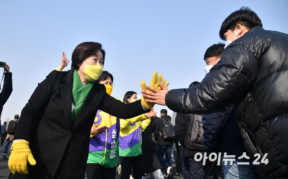 심상정 정의당 대선 후보가 7일 경기도 기아자동차 화성공장 앞에서 퇴근하는 노동자들에게 지지를 호소하고 있다. [사진=국회사진취재단]