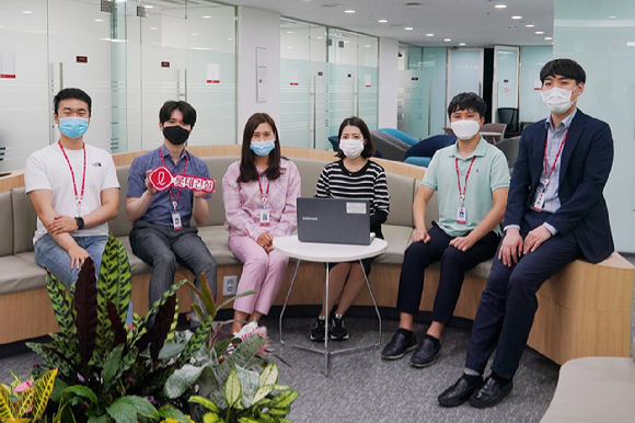 롯데건설 임직원이 복장 자율화를 시행했을 때 모습. [사진=롯데건설]