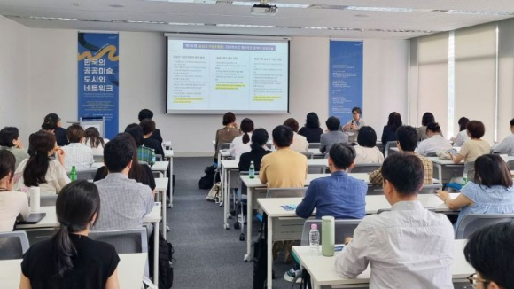 서울 종로구 세화미술관 2층 교육실에서 지난 13일에 열린 &lsquo;2025 공공미술 포럼&rsquo; 행사 중 김이순 미술사학자가 발제하는 모습. [사진=태광그룹]