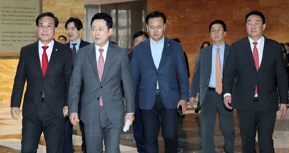 국민의힘 장동혁 대표가 11일 국회에서 열린 지역발전 인재 영입 환영식에서 잠시 생각에 잠겨 있다. 2026.3.11 [사진=연합뉴스]