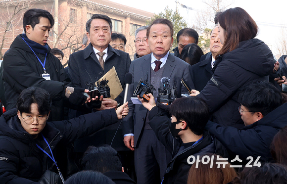 국회 측 탄핵소추대리인단 공동대표인 김이수 전 헌법재판소장이 21일 오후 서울 종로구 헌법재판소 심판정에서 열린 윤석열 대통령 탄핵 심판 3차 변론기일에 참석하며 기자들의 질문에 답하고 있다. [사진=사진공동취재단]
