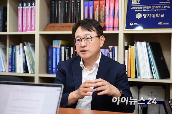 홍상진 명지대학교 반도체공학부 교수(반도체특성화대학사업단장)가 지난 6월 30일 경기도 용인시 명지대학교 자연캠퍼스에서 아이뉴스24와 인터뷰를 앞두고 포즈를 취하고 있다. [사진=정소희 기자]