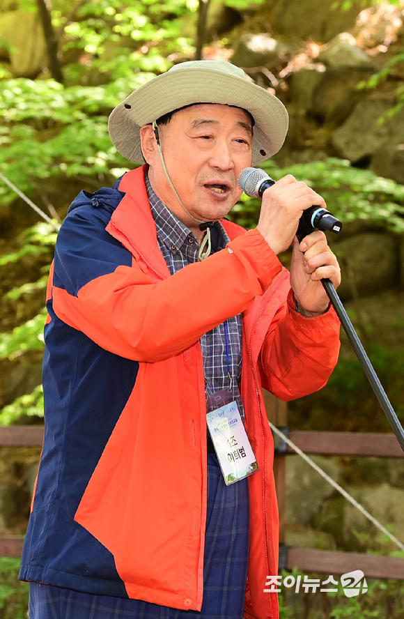 이희범 부영그룹 회장이 26일 서울 북한산국립공원 우이분소 인근 백운천 휴게공간에서 열린 산악인 오은선 대장과 함께하는 '제11회 희망찾기 등산·트레킹 교실' 개막식에서 축사를 하고 있다. [사진=정소희 기자]