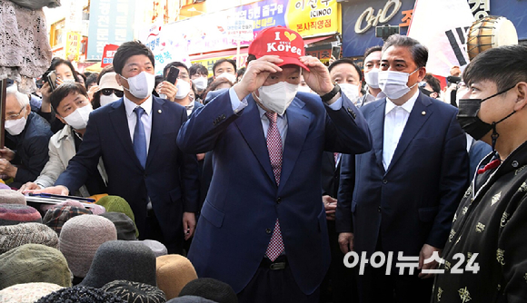 윤석열 국민의힘 대선 경선 후보가 3일 오전 서울 중구 남대문시장에서 모자를 구입하기 위해 써보고 있다. [사진=국회사진취재단]