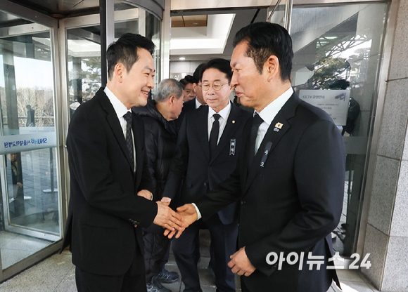 정청래 더불어민주당 대표가 30일 서울 종로구 서울대학교병원 장례식장에 마련된 고 이해찬 전 국무총리의 빈소에서 조문을 마친 장동혁 국민의힘 대표를 배웅하고 있다. [사진=사진공동취재단]