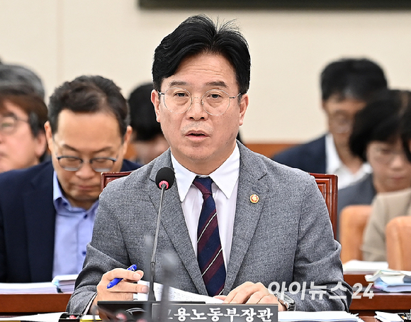 김영훈 고용노동부 장관이 20일 오전 서울 여의도 국회에서 열린 환경노동위원회 전체회의에서 의원 질문에 답변하고 있다. [사진=곽영래 기자]