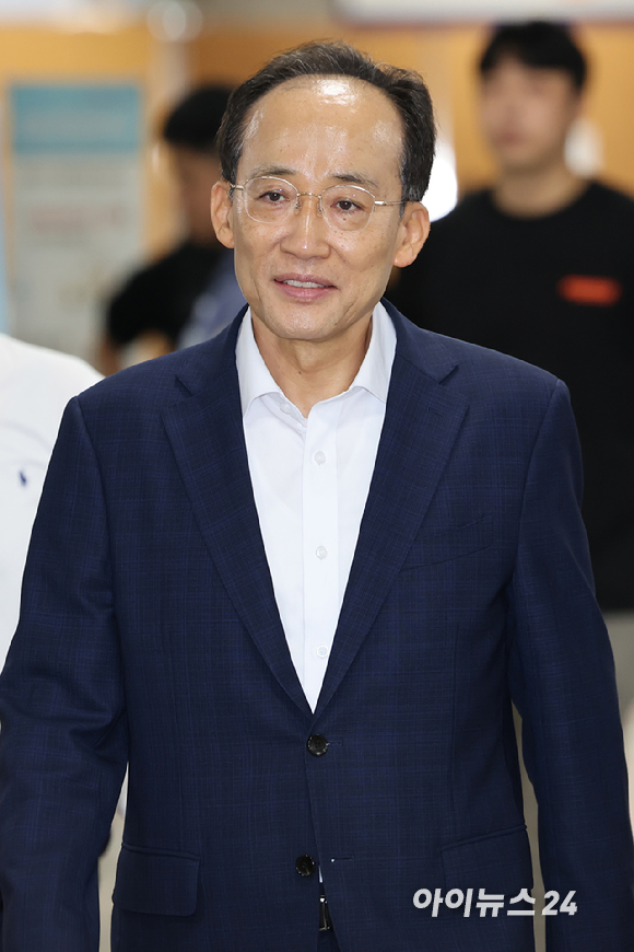 12&middot;3 비상계엄 당시 국회의 계엄 해제 표결을 방해한 혐의를 받는 추경호 대구시장이 15일 서울 서초구 서울중앙지방법원에서 열린 내란중요임무종사 혐의 7차 공판에 출석하고 있다. [사진=사진공동취재단]