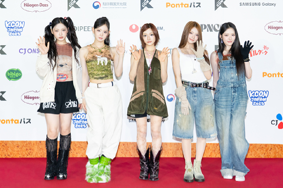 그룹 키키가 지난 11일 일본 지바현 마쿠하리 멧세에서 개최된 '케이콘 재팬 2025(KCON JAPAN 2025)' 레드카펫 행사에서 포즈를 취하고 있다. [사진=CJ ENM]