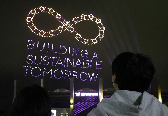 아시아태평양경제협력체(APEC) 정상회의 개최를 기념하는 멀티미디어쇼가 지난 18일 오후 경북 경주시 보문호 수상 공연장에서 열리고 있다. [사진=연합뉴스]