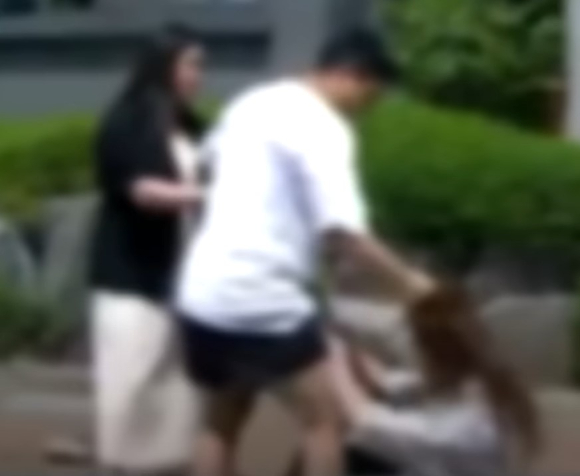 지난 20일 오전 11시께 인천시 남동구 한 아파트단지 주차장에서 전직 운동선수 A씨가 30대 여성 C씨를 폭행하고 있다. [사진=JTBC 보도화면 캡처]