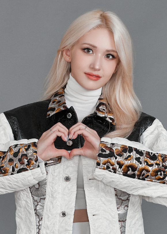 가수 전소미가 29일 온라인으로 진행된 첫 번째 정규 앨범 'XOXO' 발매 기념 쇼케이스에 참석해 멋진 공연을 펼치고 있다. [사진=더블랙레이블]