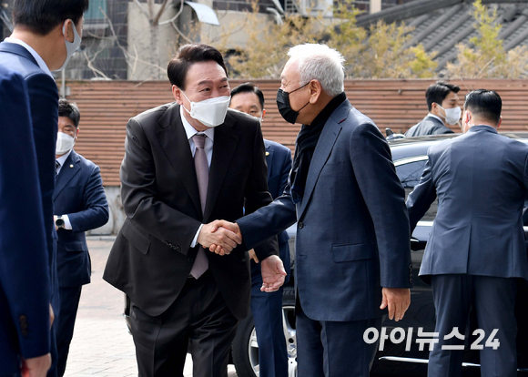 윤석열 대통령 당선인이 17일 오전 서울 종로구 통의동 금융감독원 연수원에 마련된 집무실로 들어서기 앞서 김한길 국민통합위원회 위원장과 악수하고 있다. [사진=국회사진취재단]