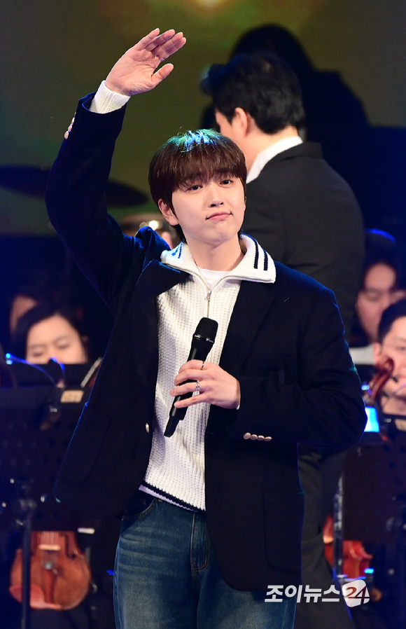 B1A4 산들이 23일 오후 서울 노원구 광운대학교 동해문화예술관에서 열린 '뮤지컬&middot;OST 콘서트-봄이 오는 소리'에서 무대를 선보이고 있다. [사진=정소희 기자]