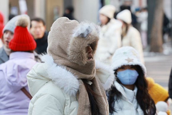 서울 명동에서 두꺼운 외투와 방한용품으로 중무장한 외국인 관광객들이 길을 걷고 있다. [사진=연합뉴스]