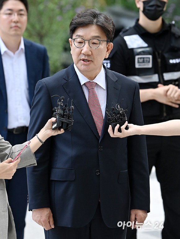 권성동 국민의힘 의원이 27일 오전 서울 종로구에 마련된 김건희 특검팀(특별검사 민중기) 사무실로 통일교 부정 청탁 의혹 관련 조사를 받기 위해 출석하고 있다. [사진=곽영래 기자]