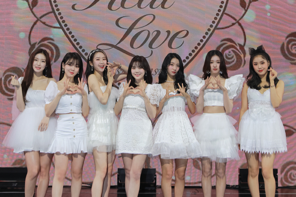 그룹 오마이걸(OH MY GIRL)이 28일 온라인으로 진행된 정규 2집 'Real Love' 발매 기념 쇼케이스에 참석해 포즈를 취하고 있다. [사진=WM엔터테인먼트]
