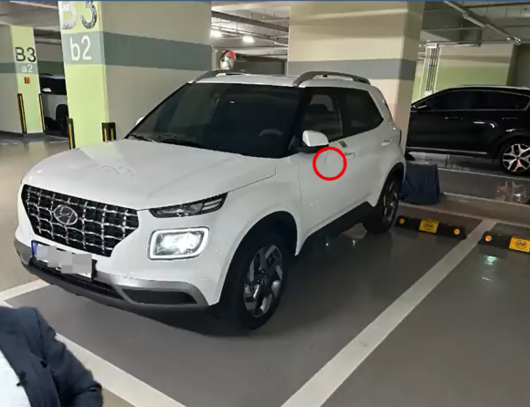 한 차주가 충분히 거리를 확보한 채 주차했음에도 차량 운전석 문이 '문콕'당해 파손되는 일이 벌어졌다. 블랙박스를 살펴본 결과, 상대방 고의적으로 수차례 가격한 것으로 나타났다. [사진=유튜브 '한문철TV']