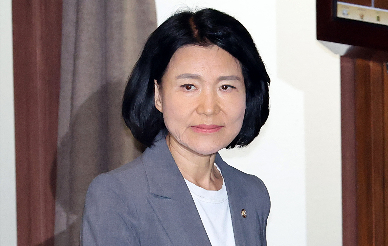 26일 국회에서 열린 본회의에서 국민의힘 이진숙 의원이 자신에 대한 제명 촉구 결의안이 본회의에 상정되자 무기명 투표에 앞서 퇴장하고 있다. 2026.8.26 [사진=연합뉴스]